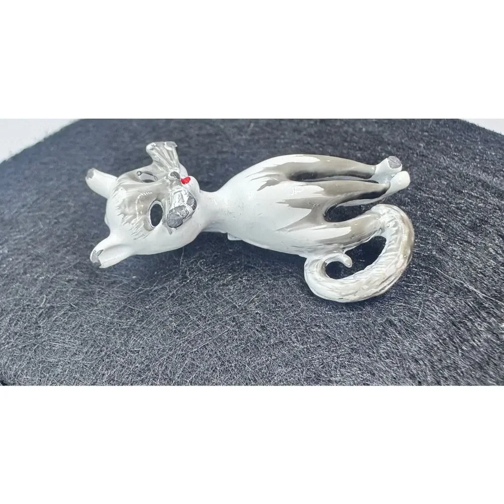 Vintage white cat, enamel pin, MCM, cat lovers,‎ witchy